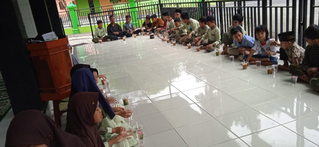 Ajarkan Pentingnya Bersedekah, Usai Mengaji Ustadz Ajak Santri TPA Al-Ahmad Selo Timur Makan Bersama